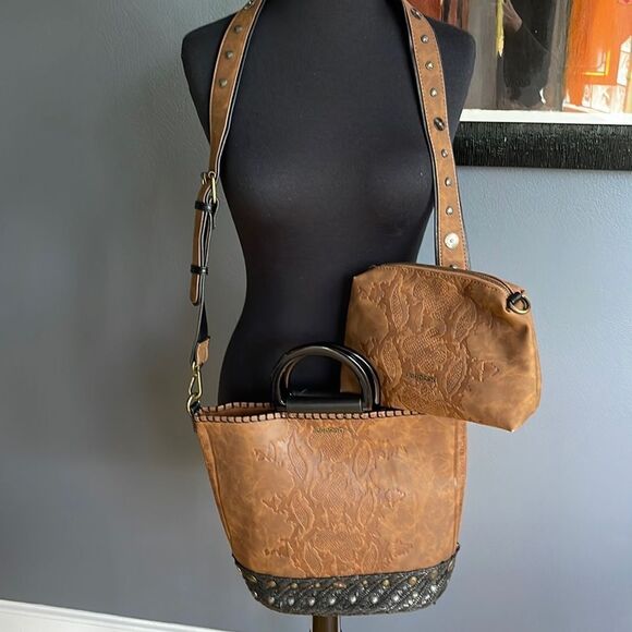 Desigual vegan embossed leather, studded shoulder bag. Matching cosmetic bag NEW - Picture 1 of 13